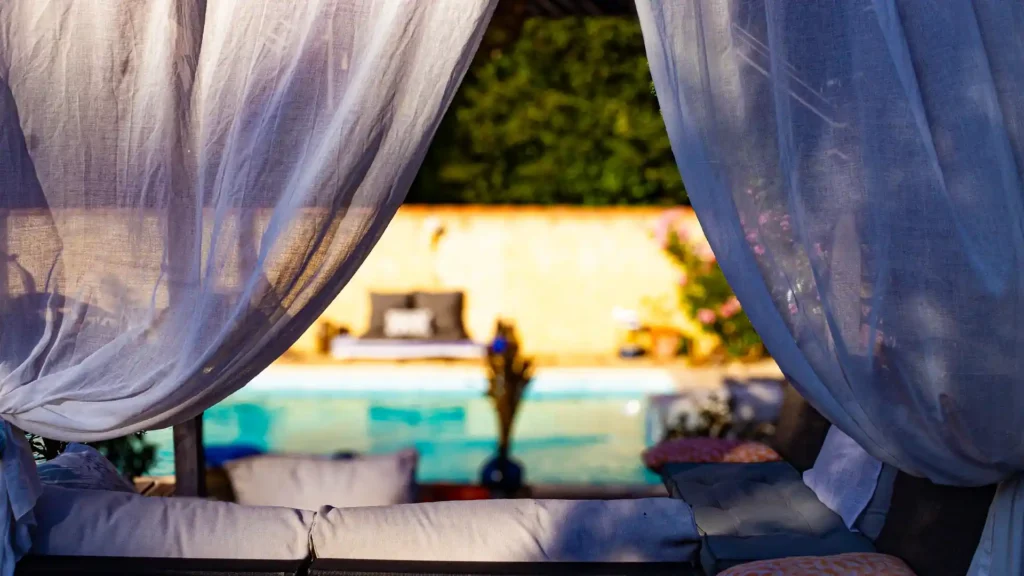Vue sur la piscine depuis la pergola